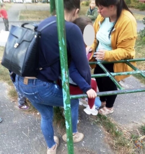 В Брестской области девочка застряла между металлическими прутьями на детской площадке В Брестской области девочка застряла между металлическими прутьями на детской площадке