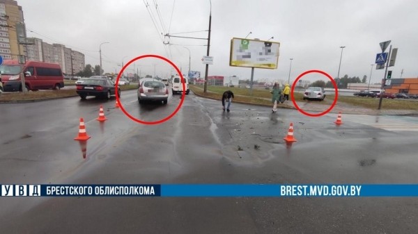 От удара автоледи выехала на тротуар. Подробности ДТП в Бресте на 28-го Июля
