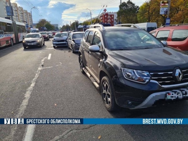 В Бресте столкнулись такси, «БМВ» и «Рено»