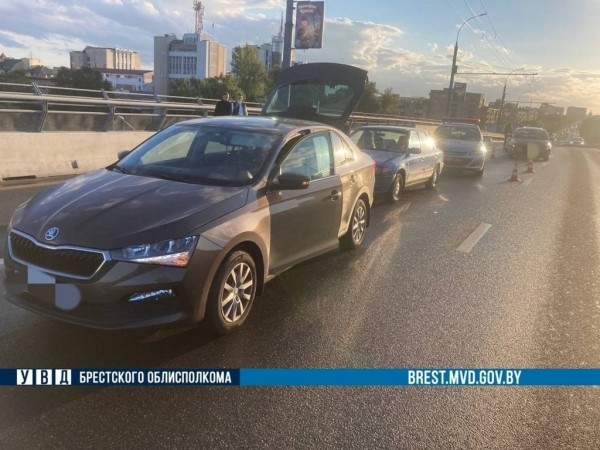 В Бресте на Кобринском мосту за 20 минут произошло 5 ДТП