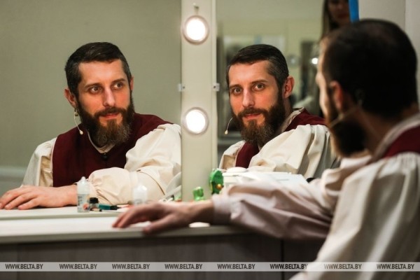 Репортаж о премьере по Леонардо да Винчи и сюрпризах юбилейного сезона в Брестском театре кукол