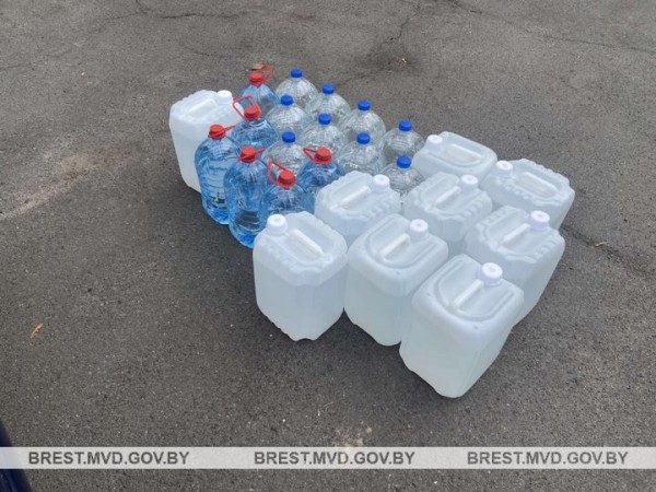 Большая партия спиртосодержащей жидкости обнаружена на даче у жителя Бреста