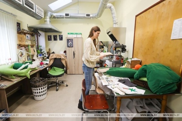 Репортаж о премьере по Леонардо да Винчи и сюрпризах юбилейного сезона в Брестском театре кукол