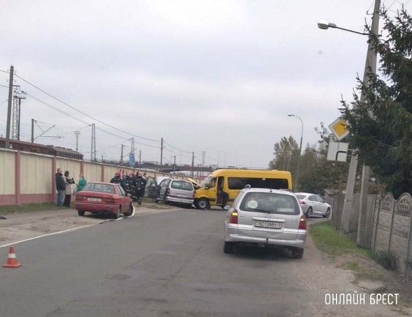 Маршрутка и легковушка с пятью малолетними детьми столкнулись в Бресте