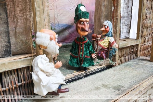 Репортаж о премьере по Леонардо да Винчи и сюрпризах юбилейного сезона в Брестском театре кукол