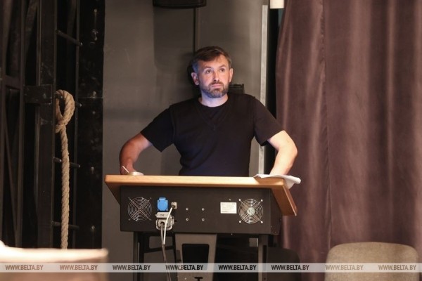 Репортаж о премьере по Леонардо да Винчи и сюрпризах юбилейного сезона в Брестском театре кукол