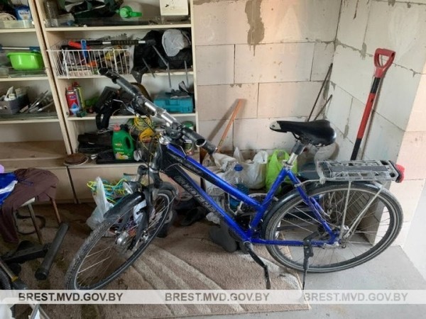 У брестчанки украли велосипед, который она пристегнула к дереву