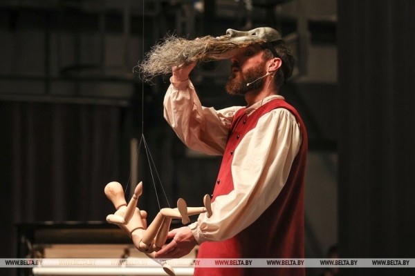 Репортаж о премьере по Леонардо да Винчи и сюрпризах юбилейного сезона в Брестском театре кукол