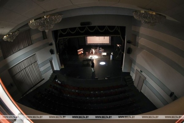 Репортаж о премьере по Леонардо да Винчи и сюрпризах юбилейного сезона в Брестском театре кукол