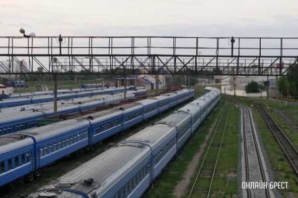 62-летний зацепер: белорус решил прокатиться на подножке поезда «Вилейка – Брест»