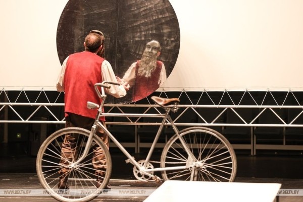 Репортаж о премьере по Леонардо да Винчи и сюрпризах юбилейного сезона в Брестском театре кукол