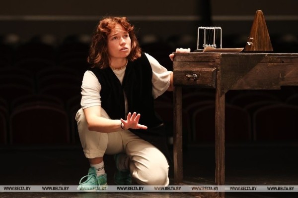 Репортаж о премьере по Леонардо да Винчи и сюрпризах юбилейного сезона в Брестском театре кукол