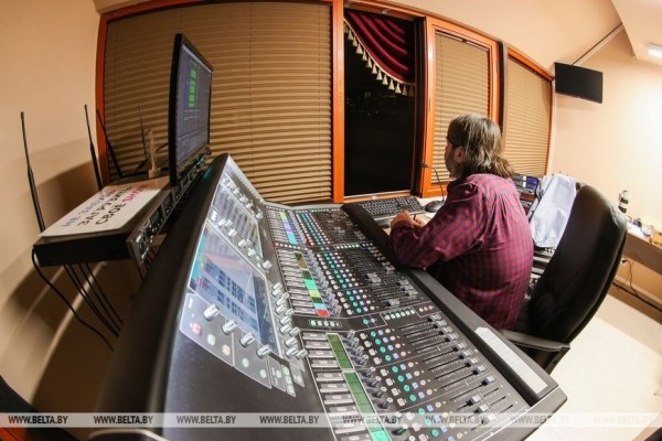 Репортаж о премьере по Леонардо да Винчи и сюрпризах юбилейного сезона в Брестском театре кукол