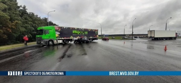 В Бресте Mazda въехала под фуру. Кто виноват?