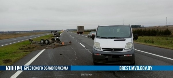 На М1 Peugeot врезался в Opel, который вез на лафете Ford На М1 Peugeot врезался в Opel, который вез на лафете Ford