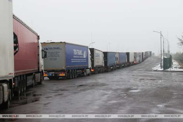 «Мы в очереди не стоим, мы в ней живем». Дальнобойщики о ситуации в пункте пропуска под Брестом