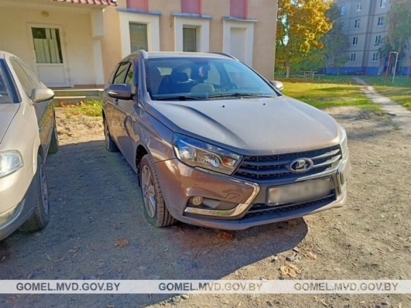 Пенсионер гвоздями и иглой пробивал автомобилям колеса за неправильную парковку