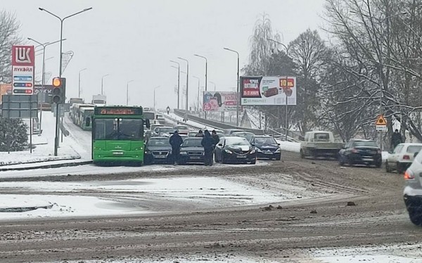 Сразу пять транспортных средств столкнулись в Барановичах, из них один автобус. Что говорят очевидцы