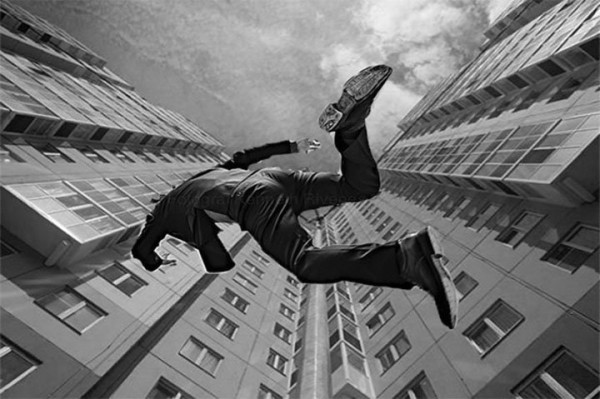 В Барановичах мужчина упал с 9 этажа