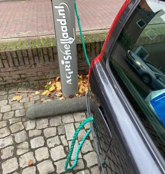 Мужчина попытался выдать свой старый Volvo за электрокар с помощью зеленой веревки Мужчина попытался выдать свой старый Volvo за электрокар с помощью зеленой веревки