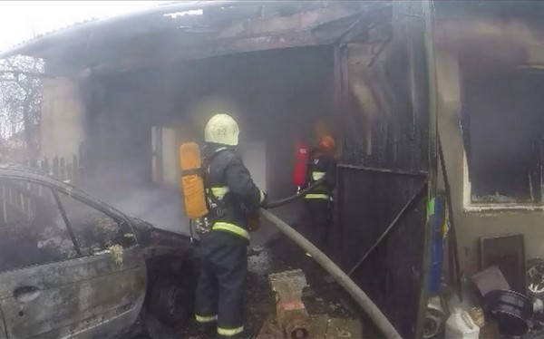 В Барановичах в гараже сгорел автомобиль В Барановичах в гараже сгорел автомобиль