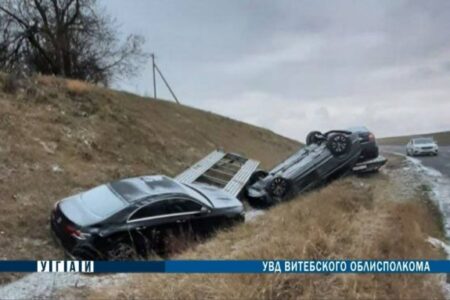 В Беларуси перевернулся автовоз с иномарками