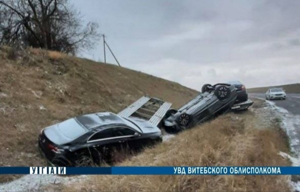 В Беларуси перевернулся автовоз с иномарками