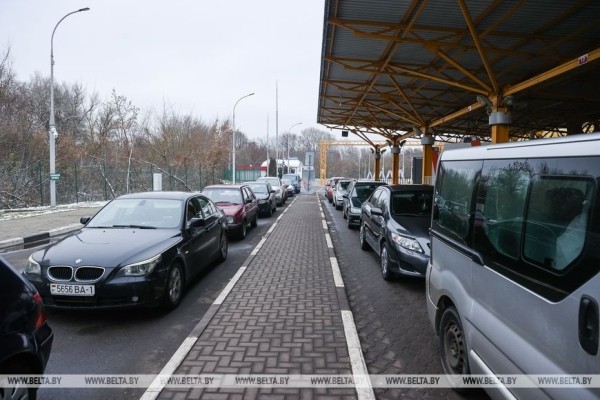 «Мы в очереди не стоим, мы в ней живем». Дальнобойщики о ситуации в пункте пропуска под Брестом