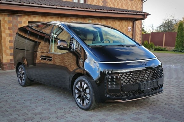 «Растаможка – 25 000 евро!» Белорус привез дизельный Hyundai Staria. Что за он?
