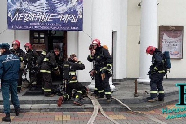 Сегодня утром здание Брестского академического театра драмы по периметру было оцеплено сотрудниками МЧС