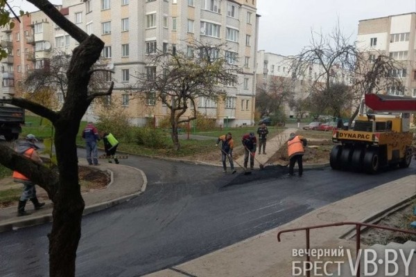 В Бресте во дворах на Янки Купалы появляется долгожданный асфальт В Бресте во дворах на Янки Купалы появляется долгожданный асфальт