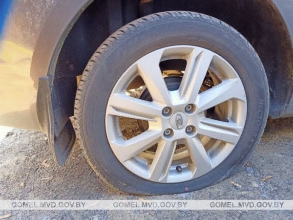 Пенсионер гвоздями и иглой пробивал автомобилям колеса за неправильную парковку