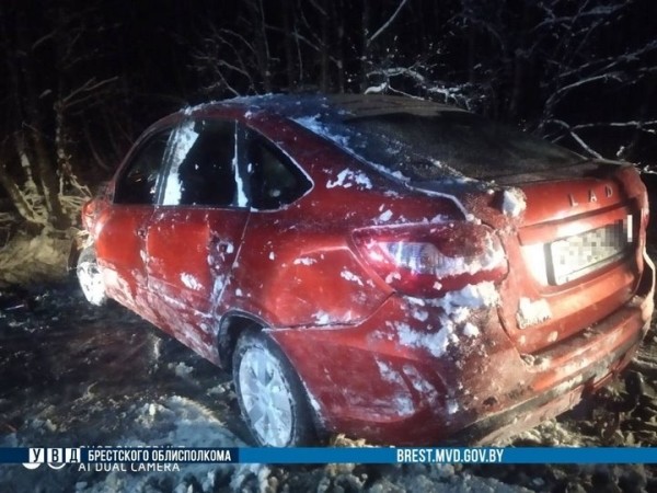 Брестчанин перевернулся на автомобиле Lada Брестчанин перевернулся на автомобиле Lada