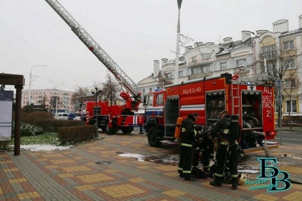 Сегодня утром здание Брестского академического театра драмы по периметру было оцеплено сотрудниками МЧС