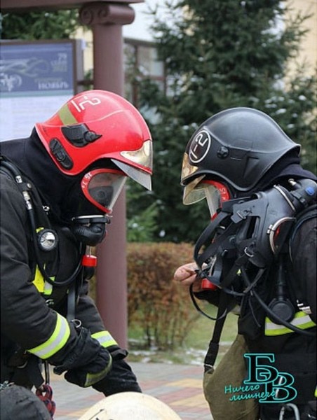 Сегодня утром здание Брестского академического театра драмы по периметру было оцеплено сотрудниками МЧС