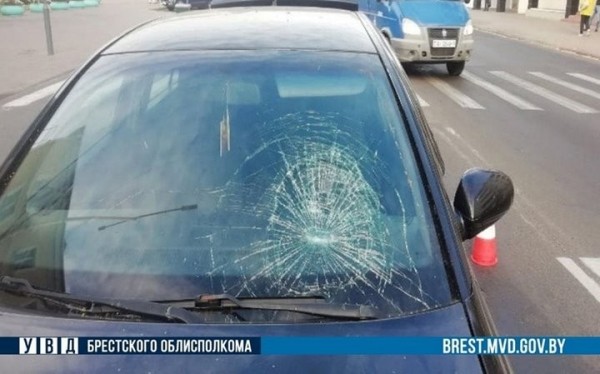 В Брестской области осудили водителя, сбившего на пешеходном переходе двух человек, которые начали переходить дорогу на запрещающий сигнал светофора