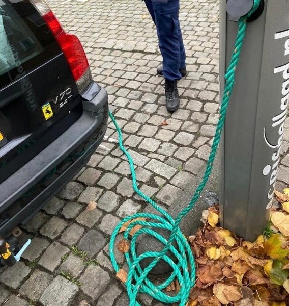 Мужчина попытался выдать свой старый Volvo за электрокар с помощью зеленой веревки Мужчина попытался выдать свой старый Volvo за электрокар с помощью зеленой веревки