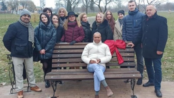 В Бресте в Городском саду появилась новая именная скамейка – их уже 45! В Бресте в Городском саду появилась новая именная скамейка – их уже 45!