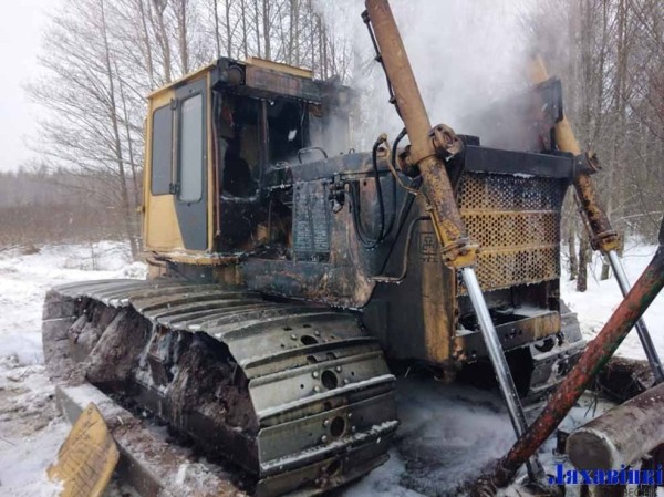 Бульдозер сгорел в поле под Ляховичами Бульдозер сгорел в поле под Ляховичами