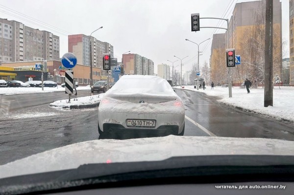 Водитель BMW не стал очищать машину от снега — ни стекло, ни фонари. ГАИ отреагировала