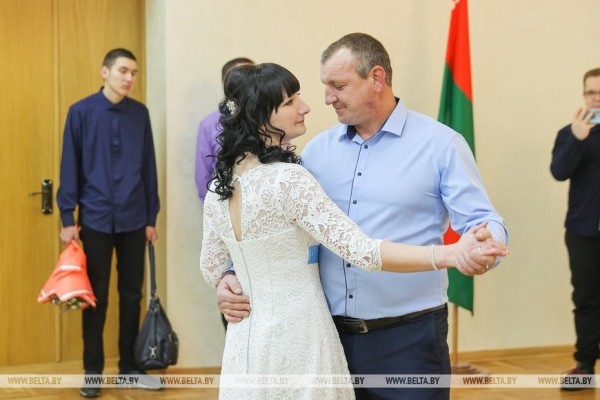 13 пар поженились в Бресте в канун Нового года