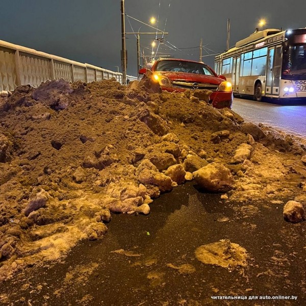 «Машина вообще не тормозила»: девушка врезалась в снежный вал и теперь винит дорожников. Комментарий ГАИ