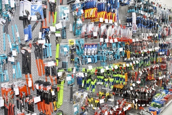 Мужу, отцу, дедушке, брату. Выбирайте нужные подарки для настоящих мужчин в строительных магазинах «АмайзТрейд» в Бресте