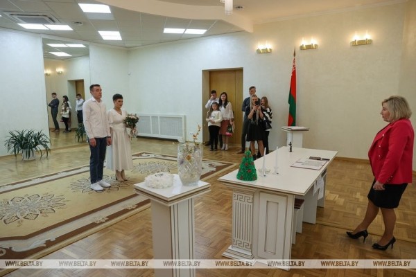 13 пар поженились в Бресте в канун Нового года