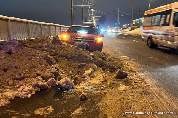 «Машина вообще не тормозила»: девушка врезалась в снежный вал и теперь винит дорожников. Комментарий ГАИ