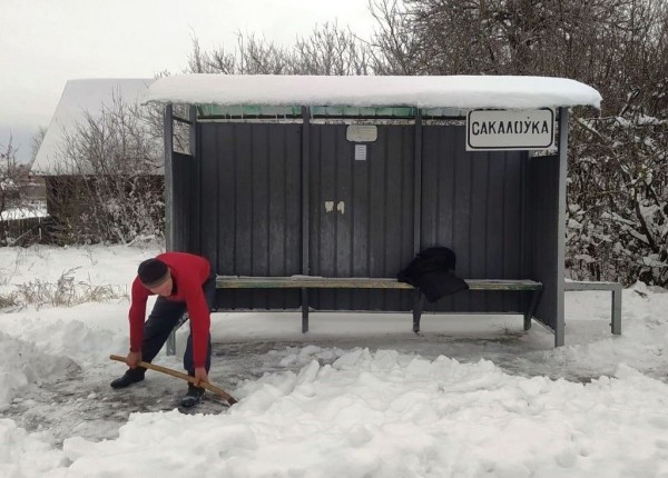 В Пинском районе люди пришли на помощь дорожникам расчищать снег на остановках