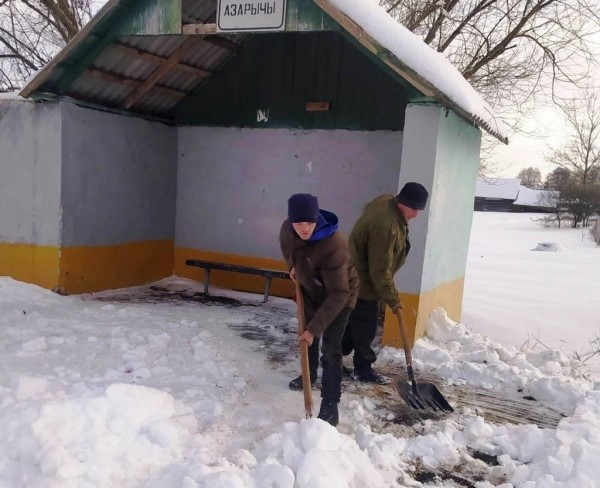 В Пинском районе люди пришли на помощь дорожникам расчищать снег на остановках