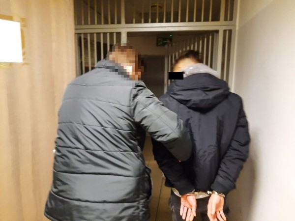 В Варшаве белорусы попали в ДТП. Водитель и пассажир вышли из машины и поменялись местами. Но это зафиксировала камера