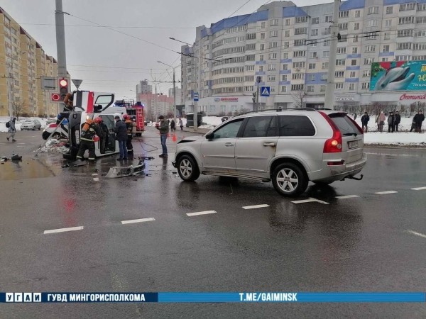 В Минске после столкновения с Volvo опрокинулся автомобиль скорой помощи. Видео В Минске после столкновения с Volvo опрокинулся автомобиль скорой помощи. Видео