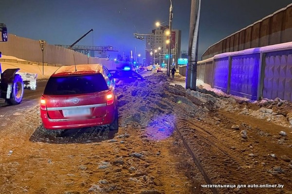 «Машина вообще не тормозила»: девушка врезалась в снежный вал и теперь винит дорожников. Комментарий ГАИ